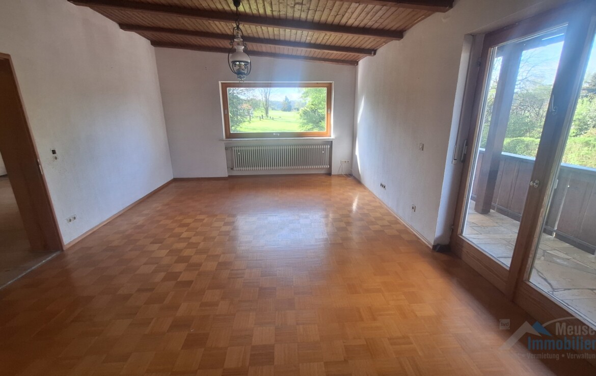 Wohnzimmer mit Ausgang zum Balkon